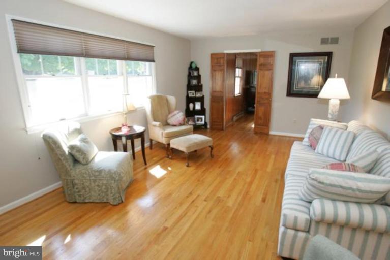 16632 Jm Pearce Road Monkton, MD 21111 - Photo 6 of 17 Living Room