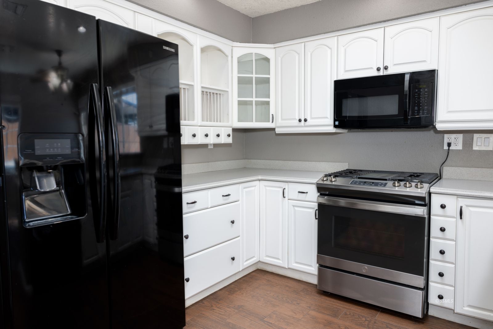 542 South Warner Street Ridgecrest, CA 93555 - Photo 10 of 33 a kitchen with stainless steel appliances a stove microwave and sink