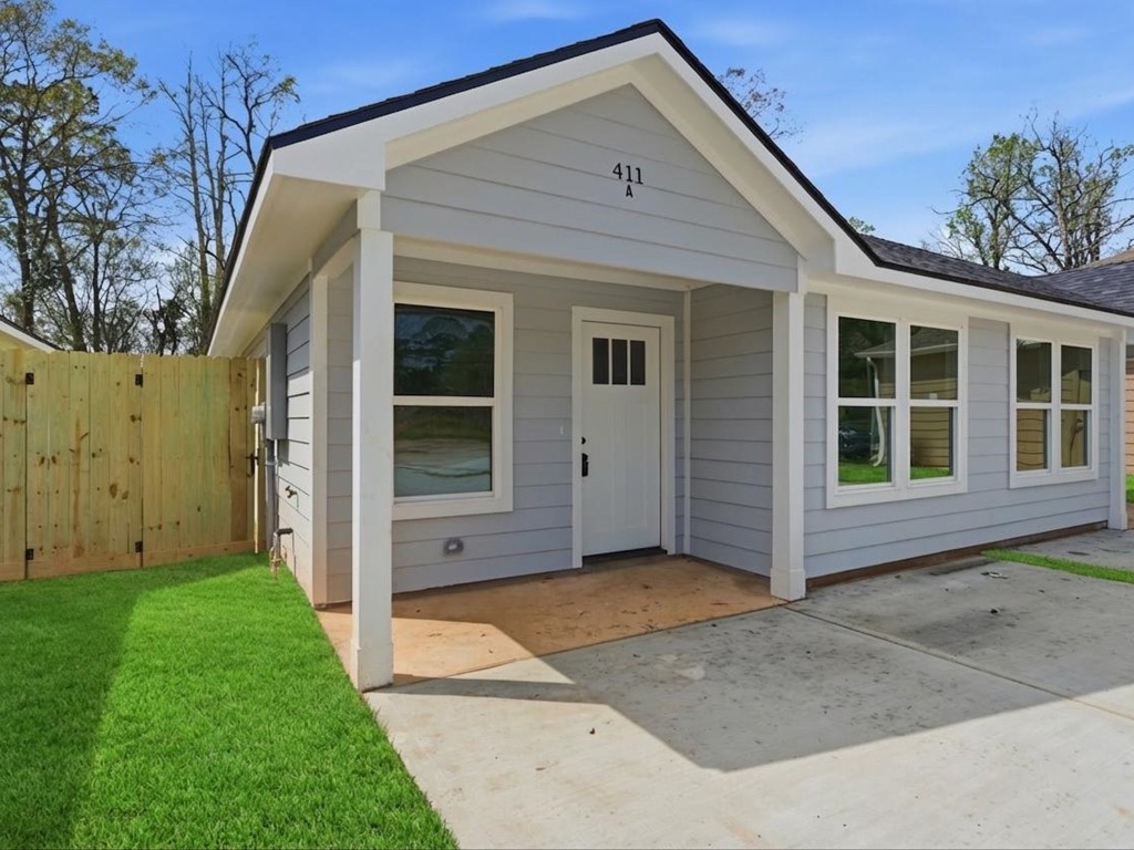 413 South 12th Street Conroe, TX 77301 - Photo 2 of 22 a view of a house with a yard