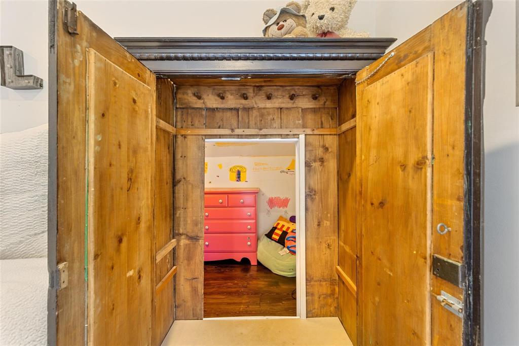 1109 East Oakdale Road Irving, TX 75060 - Photo 24 of 33 a view of walk in closet