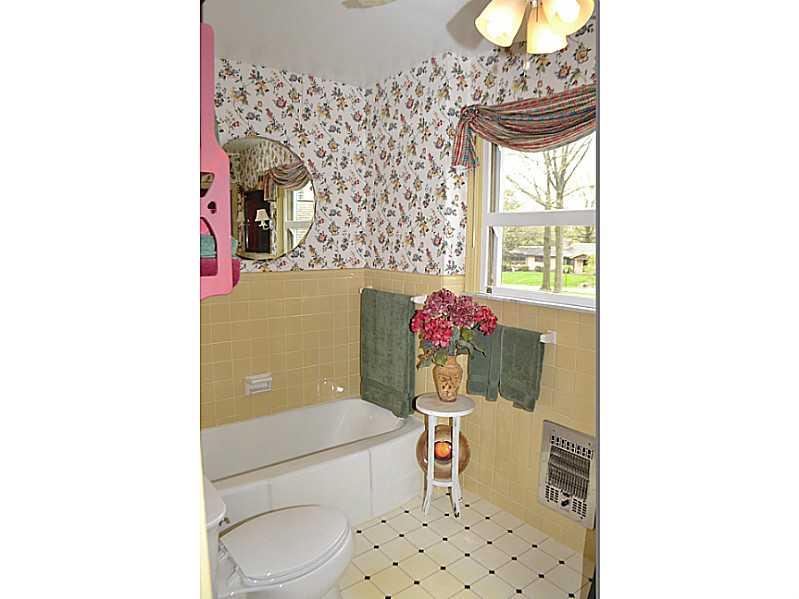 9 Penhurst Road Ben Avon Heights, PA 15202 - Photo 17 of 25 Full Bath.