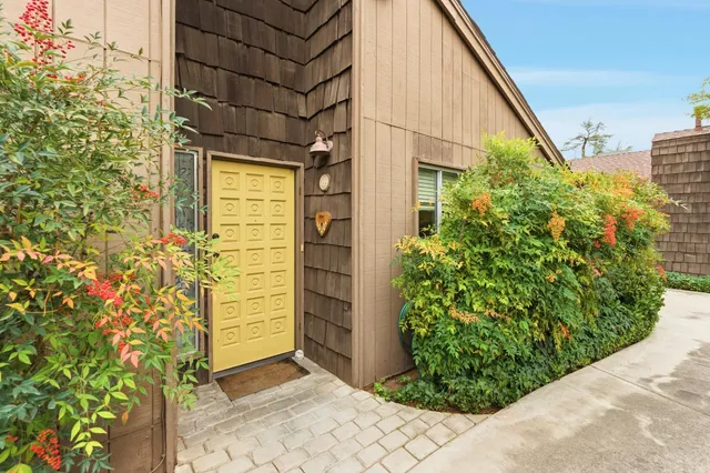 a view of a pathway of the house