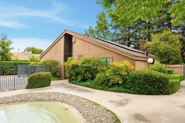 a view of a backyard