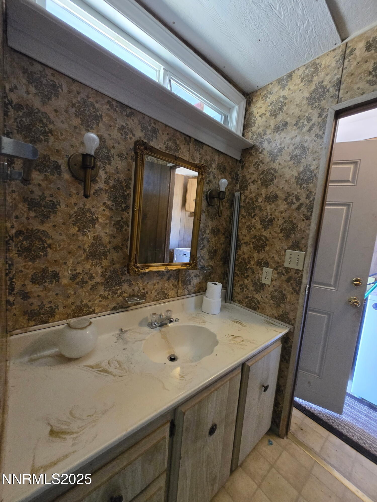1340 Topaz Ranch Drive Topaz Ranch Estates, NV 89444 - Photo 16 of 20 a bathroom with a sink and a mirror
