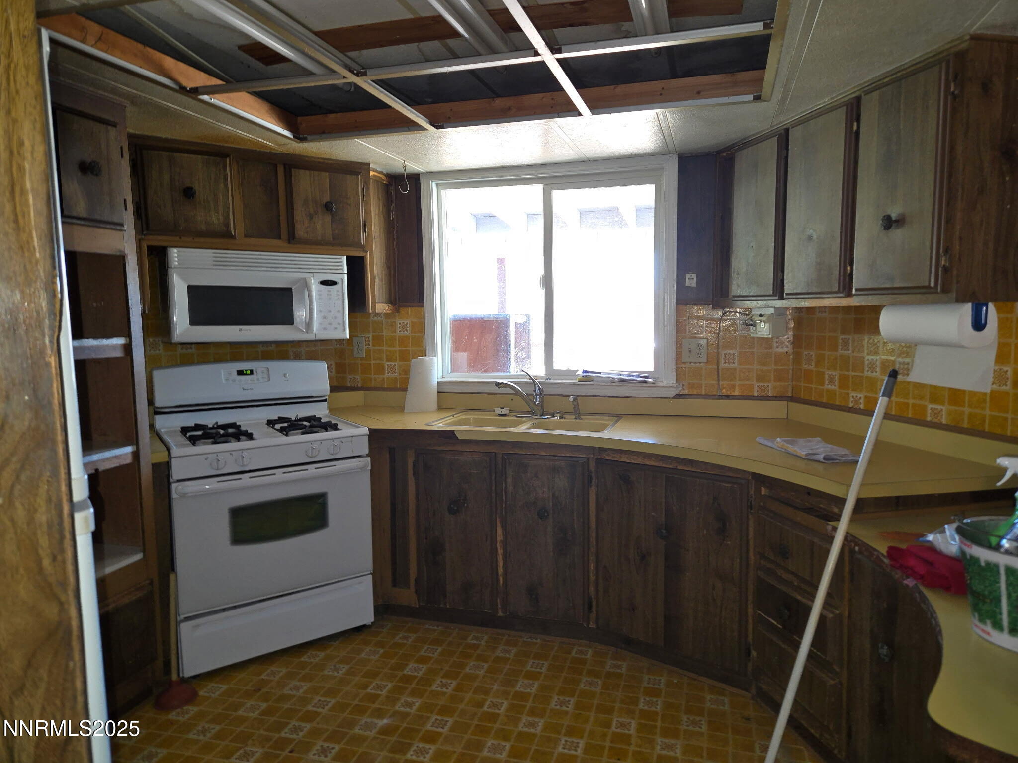 1340 Topaz Ranch Drive Topaz Ranch Estates, NV 89444 - Photo 8 of 20 a kitchen with a sink stove and microwave