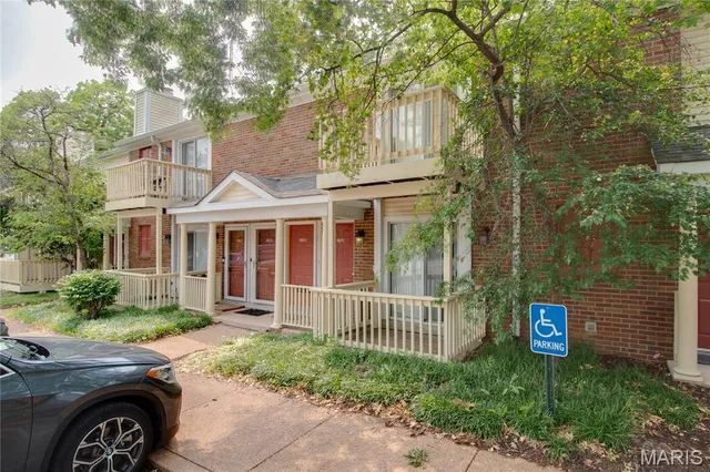 $149,900 | 9041 North Swan Circle, Brentwood, MO 63144