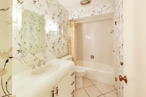 $299,000 | 9558 Gross Point Road, Unit A605, Skokie, IL 60076