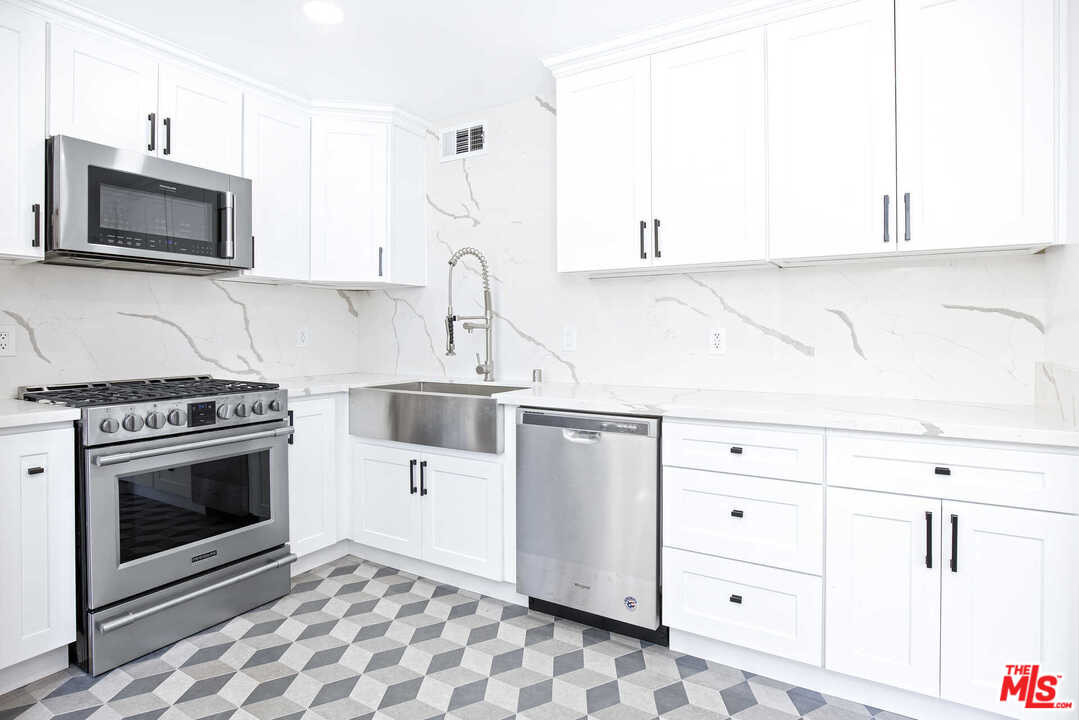 9761 Vía Pavia Burbank, CA 91504 - Photo 1 of 26