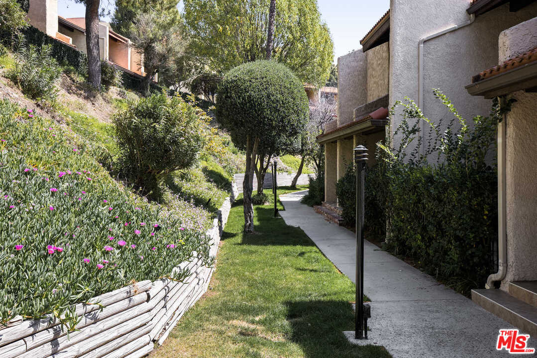 9761 Vía Pavia Burbank, CA 91504 - Photo 2 of 26