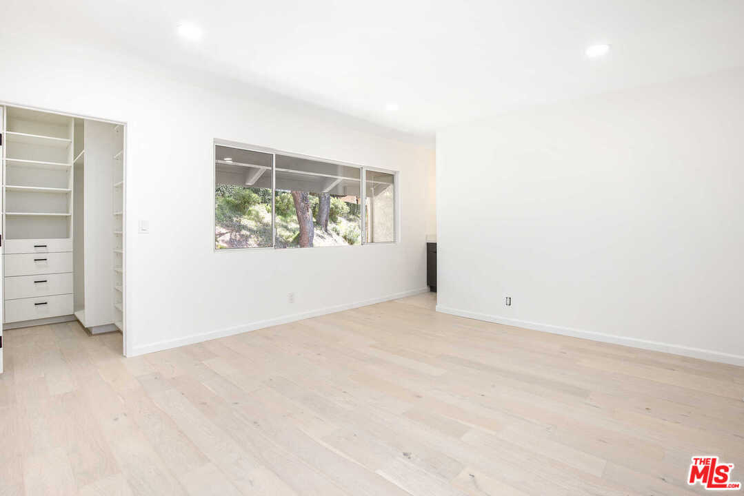 9761 Vía Pavia Burbank, CA 91504 - Photo 12 of 26