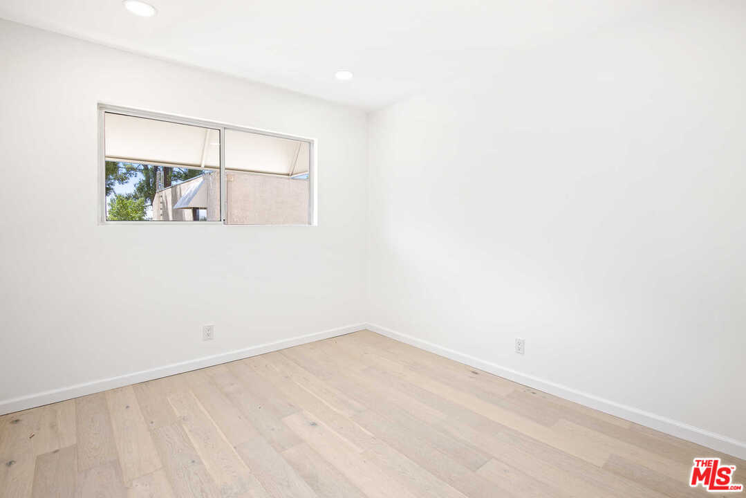 9761 Vía Pavia Burbank, CA 91504 - Photo 14 of 26