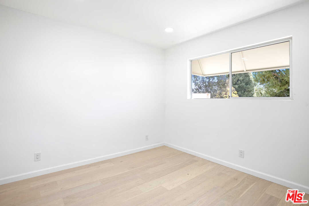 9761 Vía Pavia Burbank, CA 91504 - Photo 16 of 26