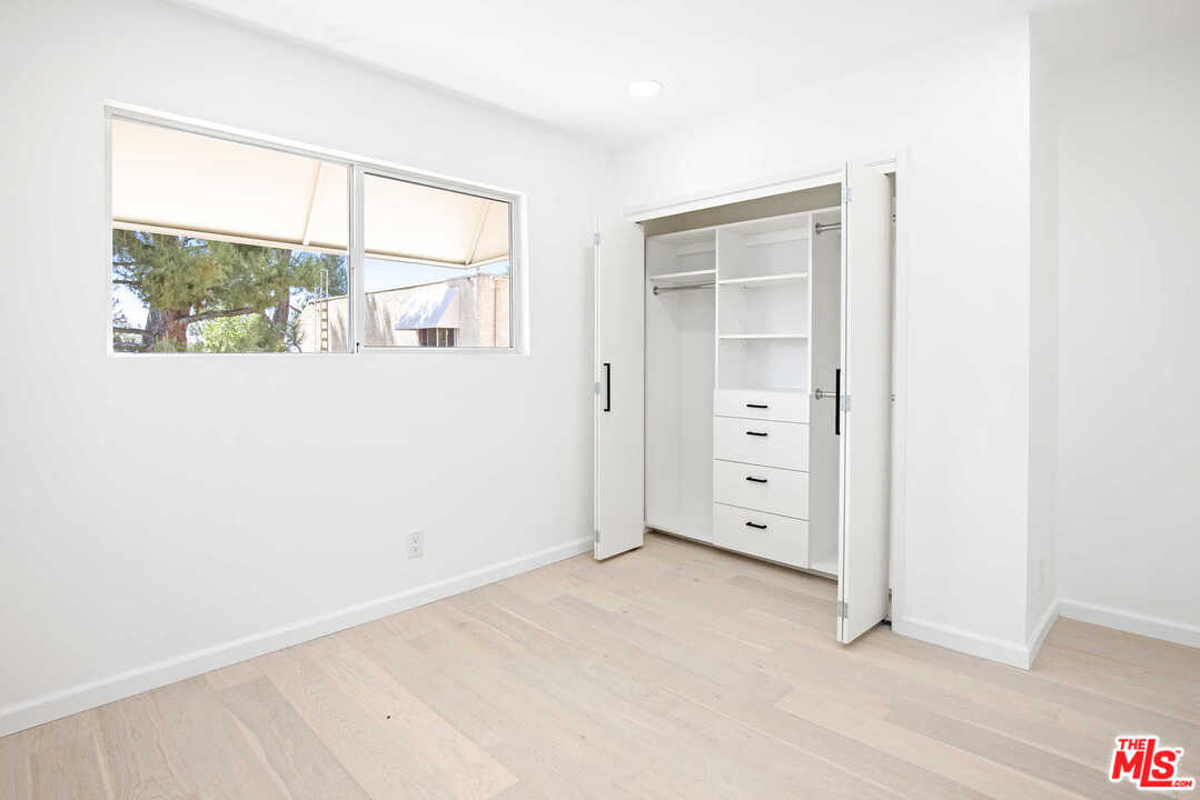 9761 Vía Pavia Burbank, CA 91504 - Photo 17 of 26