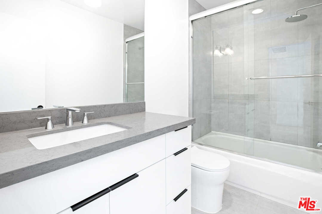 9761 Vía Pavia Burbank, CA 91504 - Photo 18 of 26