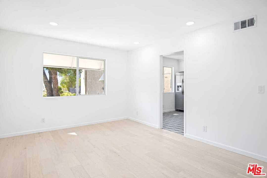 9761 Vía Pavia Burbank, CA 91504 - Photo 20 of 26