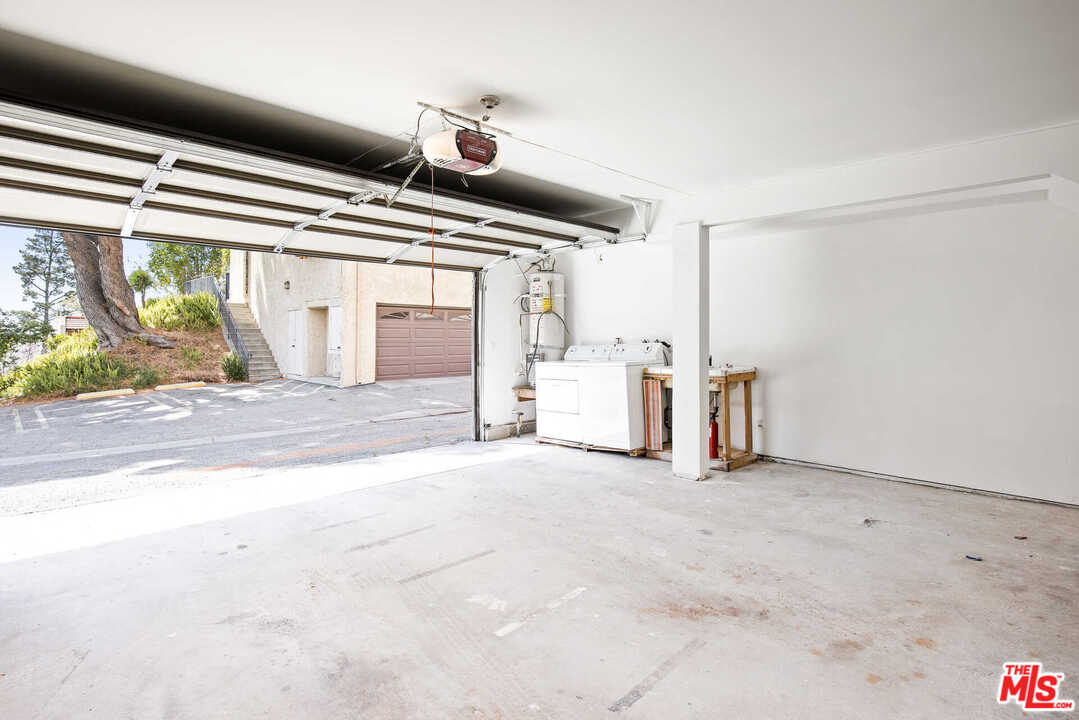 9761 Vía Pavia Burbank, CA 91504 - Photo 21 of 26