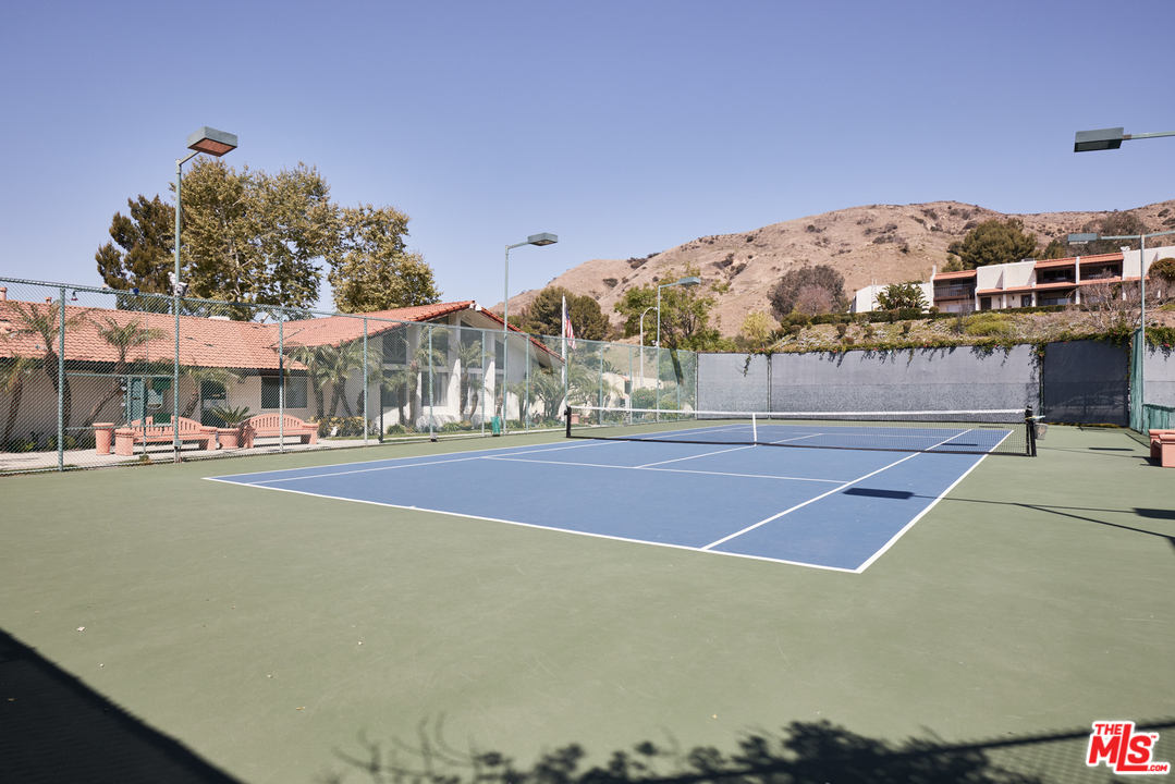 9761 Vía Pavia Burbank, CA 91504 - Photo 25 of 26