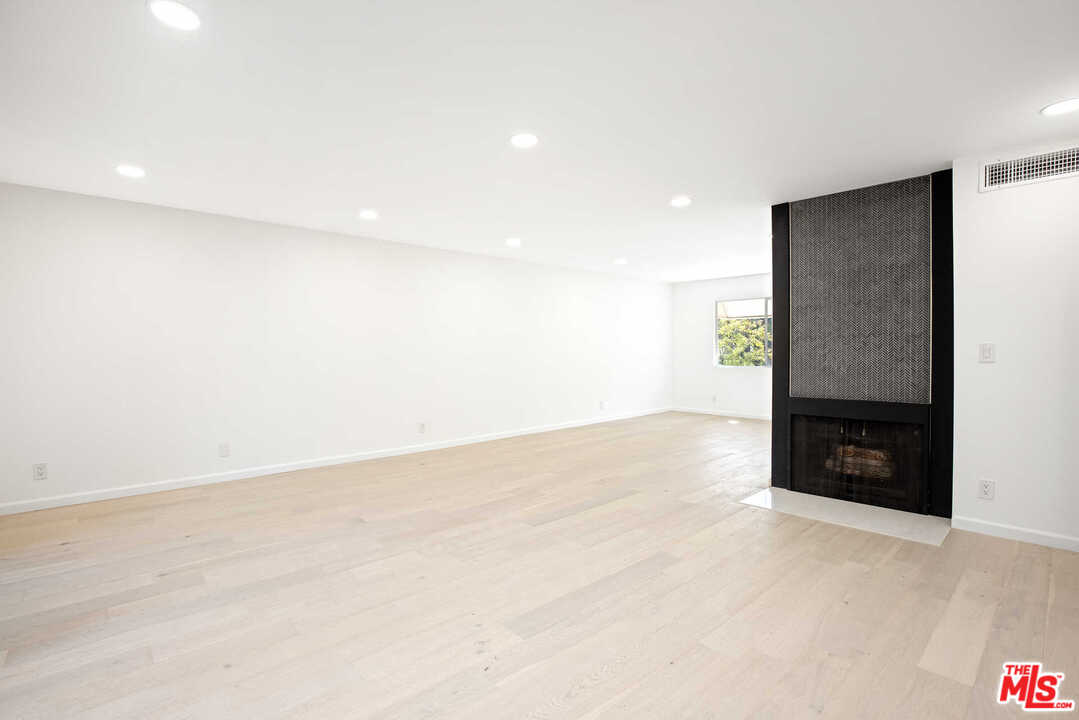 9761 Vía Pavia Burbank, CA 91504 - Photo 4 of 26