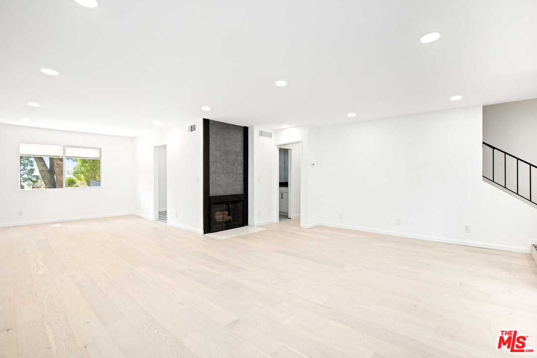 9761 Vía Pavia Burbank, CA 91504 - Photo 5 of 26