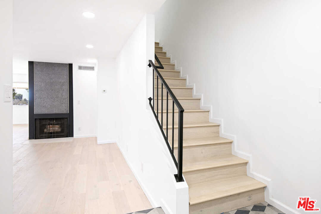 9761 Vía Pavia Burbank, CA 91504 - Photo 7 of 26