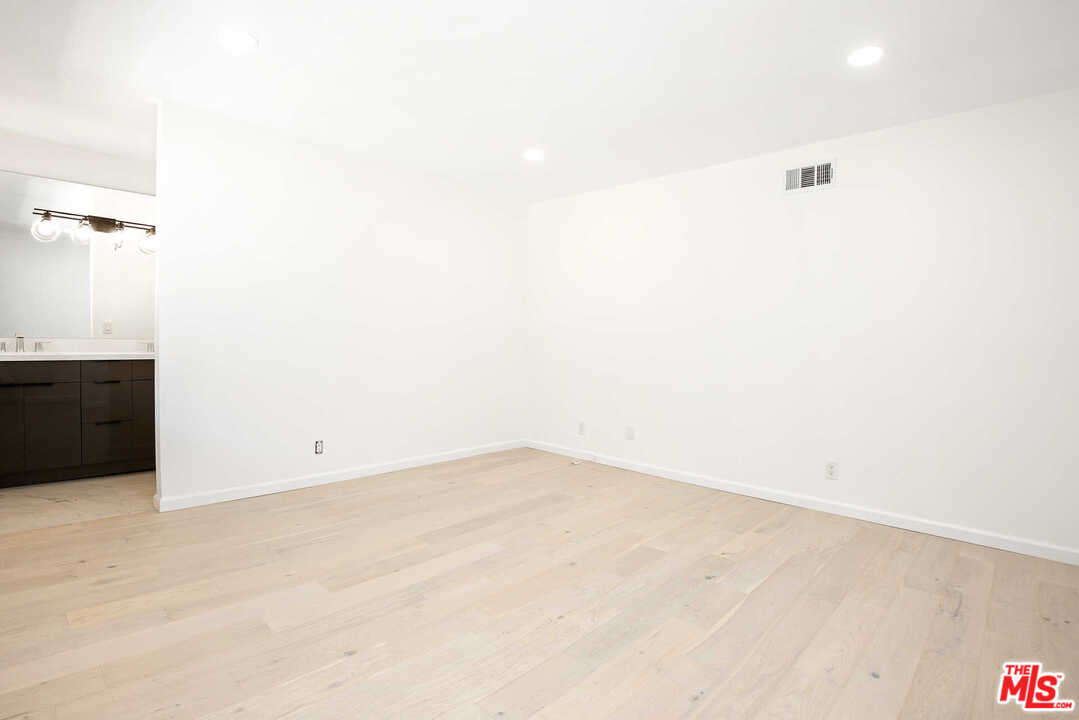 9761 Vía Pavia Burbank, CA 91504 - Photo 8 of 26