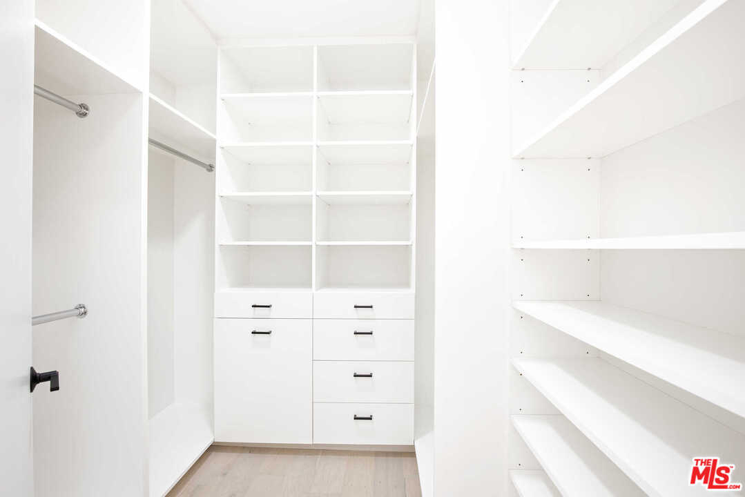 9761 Vía Pavia Burbank, CA 91504 - Photo 9 of 26