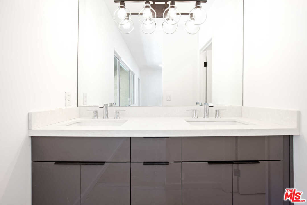 9761 Vía Pavia Burbank, CA 91504 - Photo 10 of 26