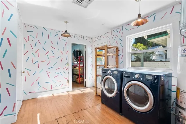 a view of a bedroom with washer and dryer