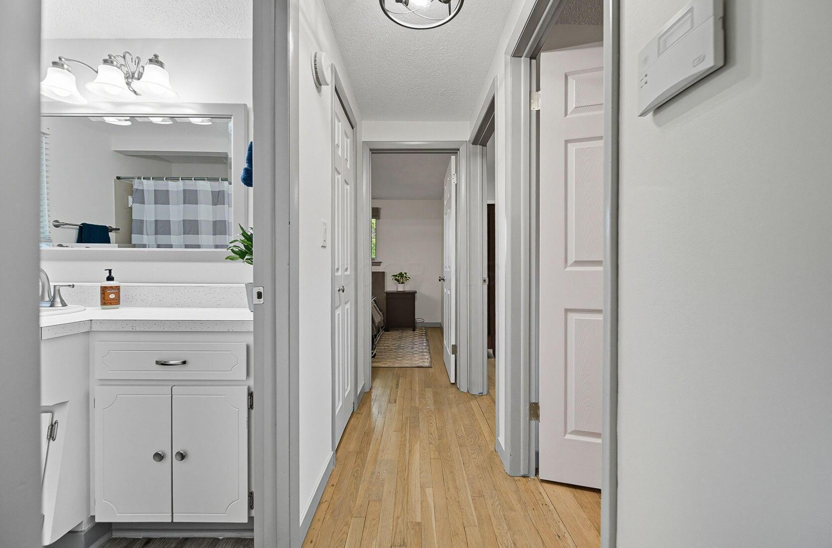 2627 Hubbell Road Columbus, OH 43232 - Photo 20 of 35 Hall view