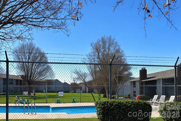 a view of a back yard