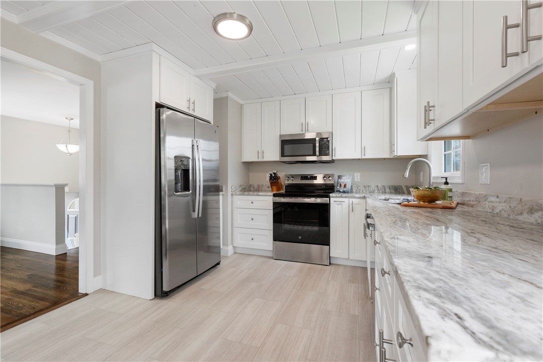 25 Overhill Road Warren, RI 02885 - Photo 7 of 22