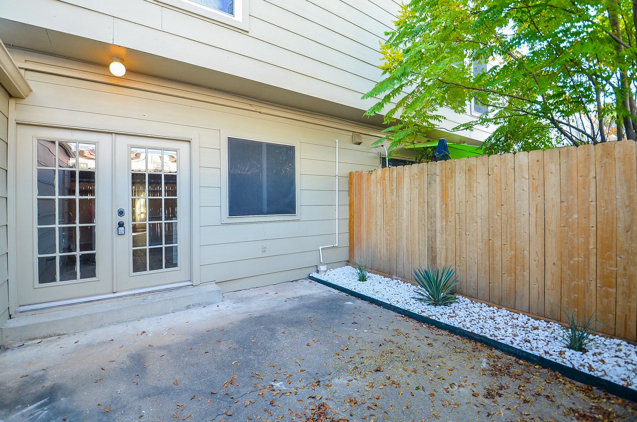 850 Threadneedle Street, Unit 75 Houston, TX 77079 - Photo 22 of 23 Enclosed Back Area with brand new fencing