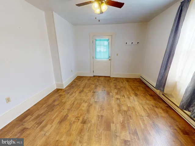 a view of empty room with window