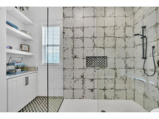 $2,297,000 | 370 Tulip Lane, Woodland, WA 98674