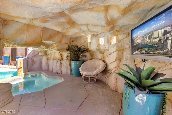 $10,000 | 2960 American River Lane, Las Vegas, NV 89135
