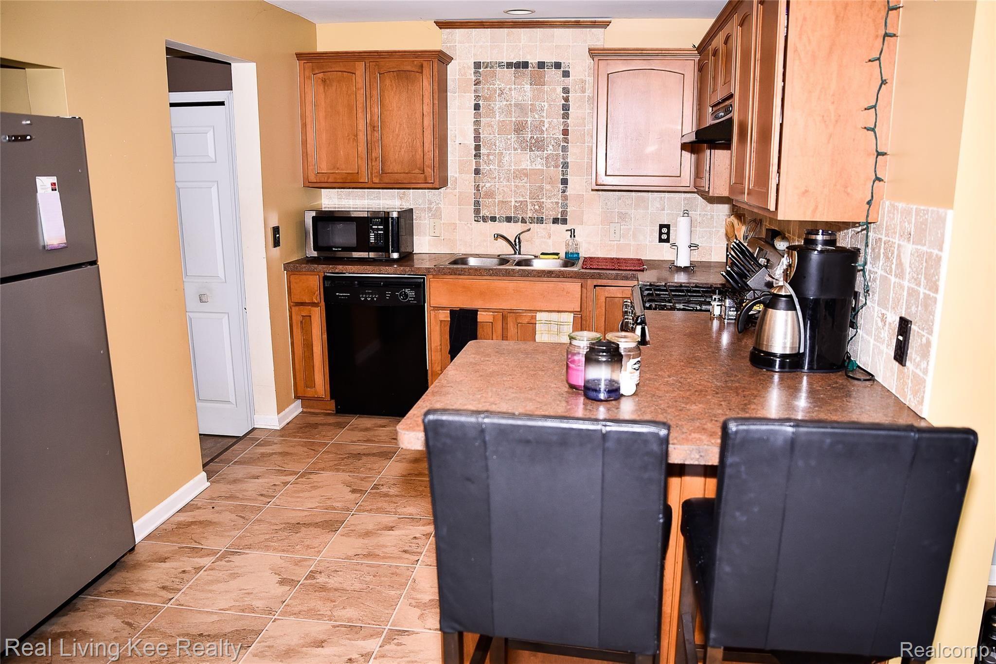 50531 Cedargrove Road Utica, MI 48317 - Photo 9 of 18 Updated kitchen