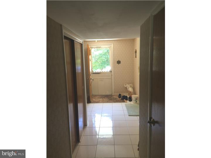 1013 Alpena Road Philadelphia, PA 19115 - Photo 19 of 23 Hallway