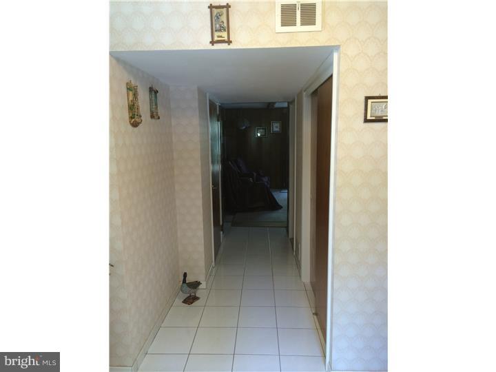 1013 Alpena Road Philadelphia, PA 19115 - Photo 20 of 23 Hallway
