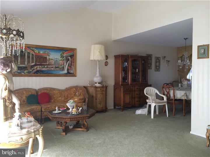 1013 Alpena Road Philadelphia, PA 19115 - Photo 4 of 23 Living Room