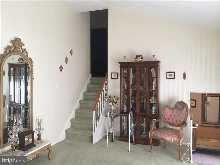 1013 Alpena Road Philadelphia, PA 19115 - Photo 5 of 23 Living Room