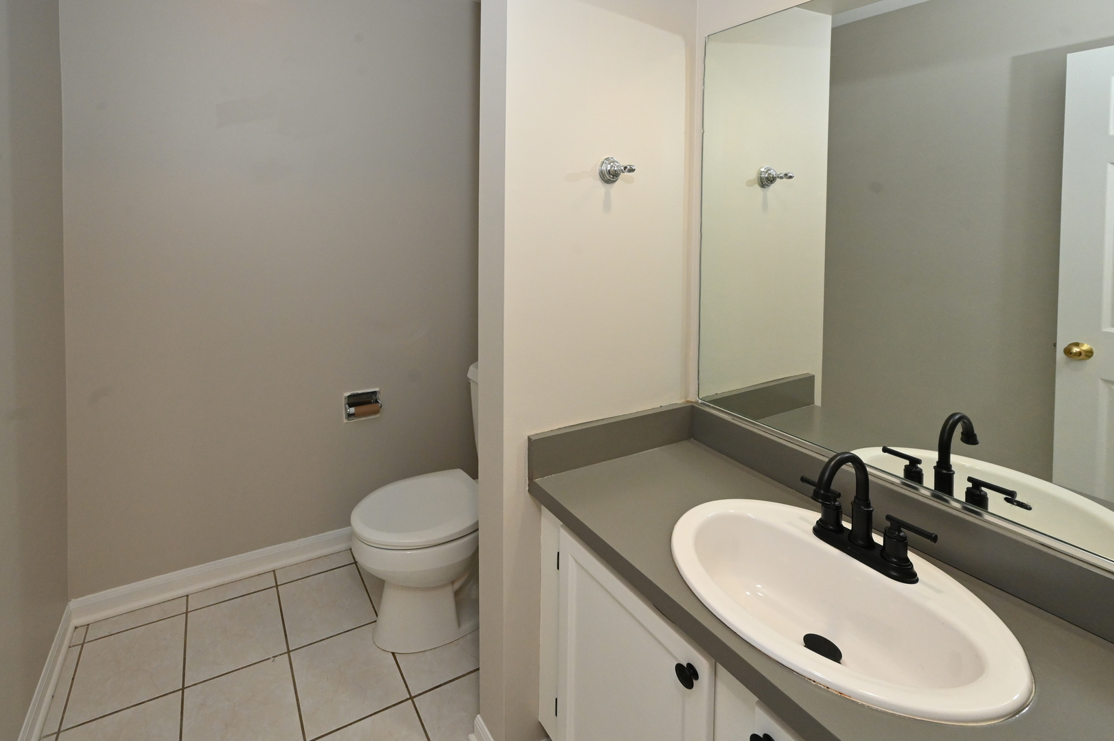 500 Greenview Lane Wheeling, IL 60090 - Photo 15 of 51 a bathroom with a sink and a toilet