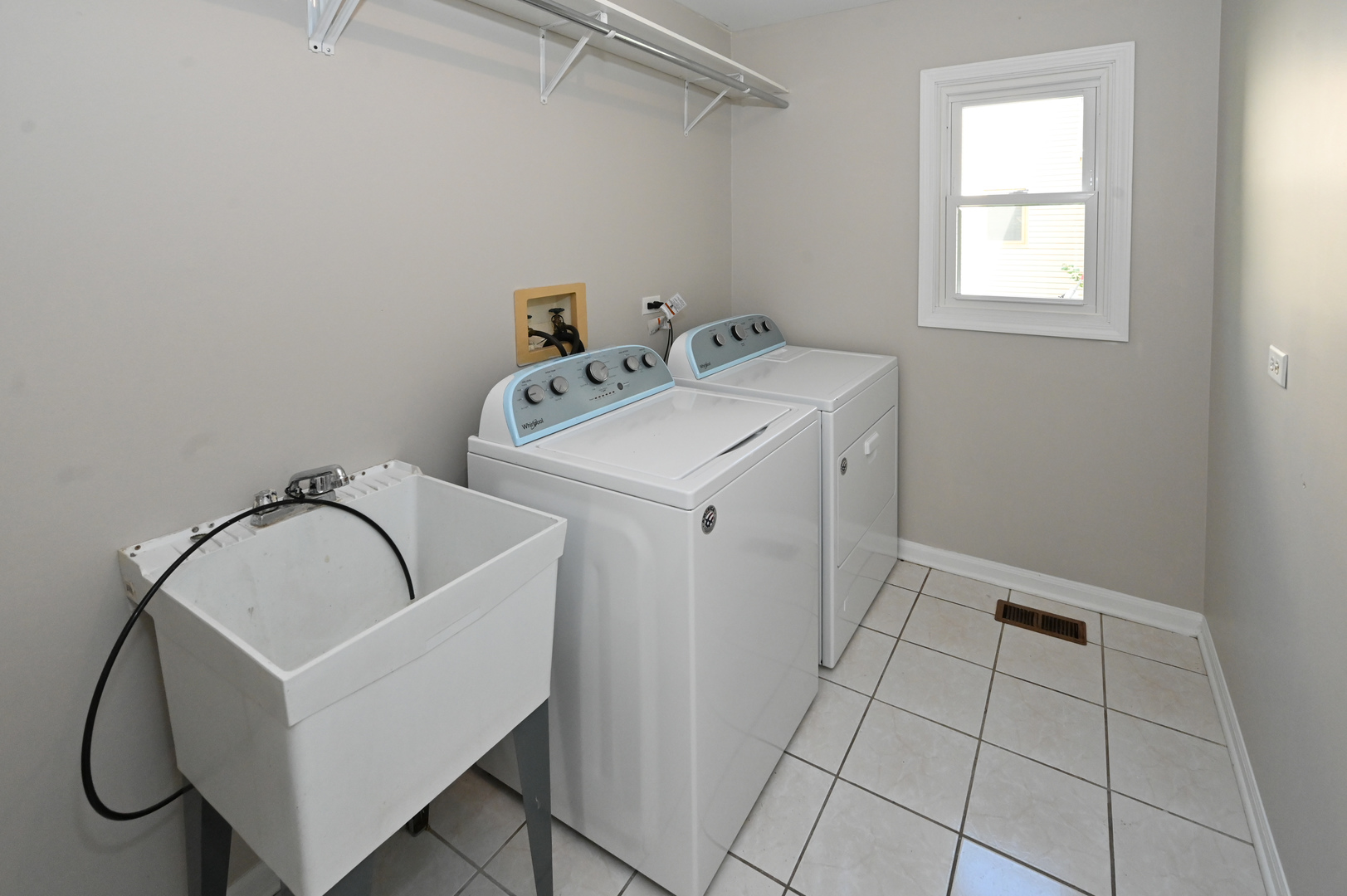 500 Greenview Lane Wheeling, IL 60090 - Photo 16 of 51 a utility room with dryer and washer