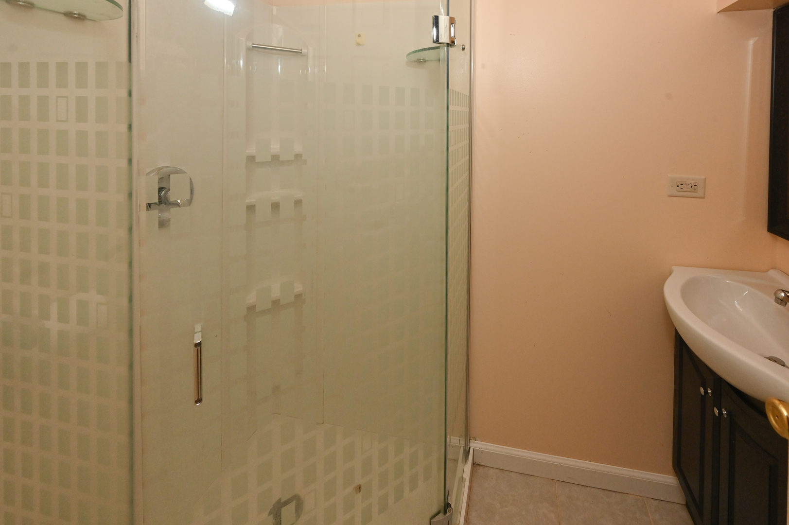 500 Greenview Lane Wheeling, IL 60090 - Photo 29 of 51 a bathroom with a shower and sink