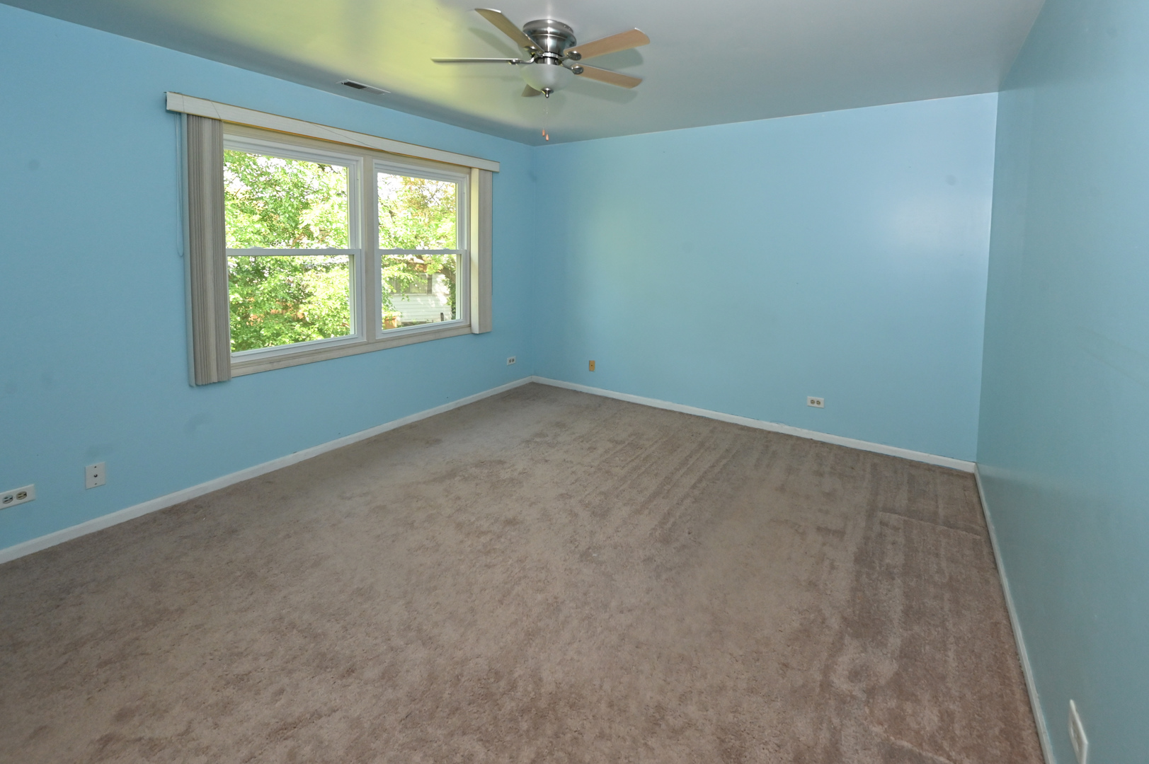 500 Greenview Lane Wheeling, IL 60090 - Photo 35 of 51 an empty room with a window