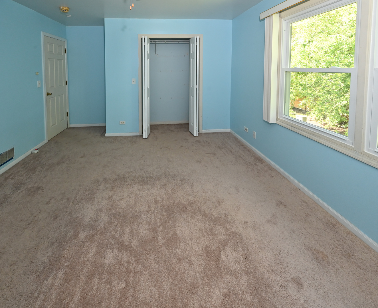500 Greenview Lane Wheeling, IL 60090 - Photo 36 of 51 an empty room with windows
