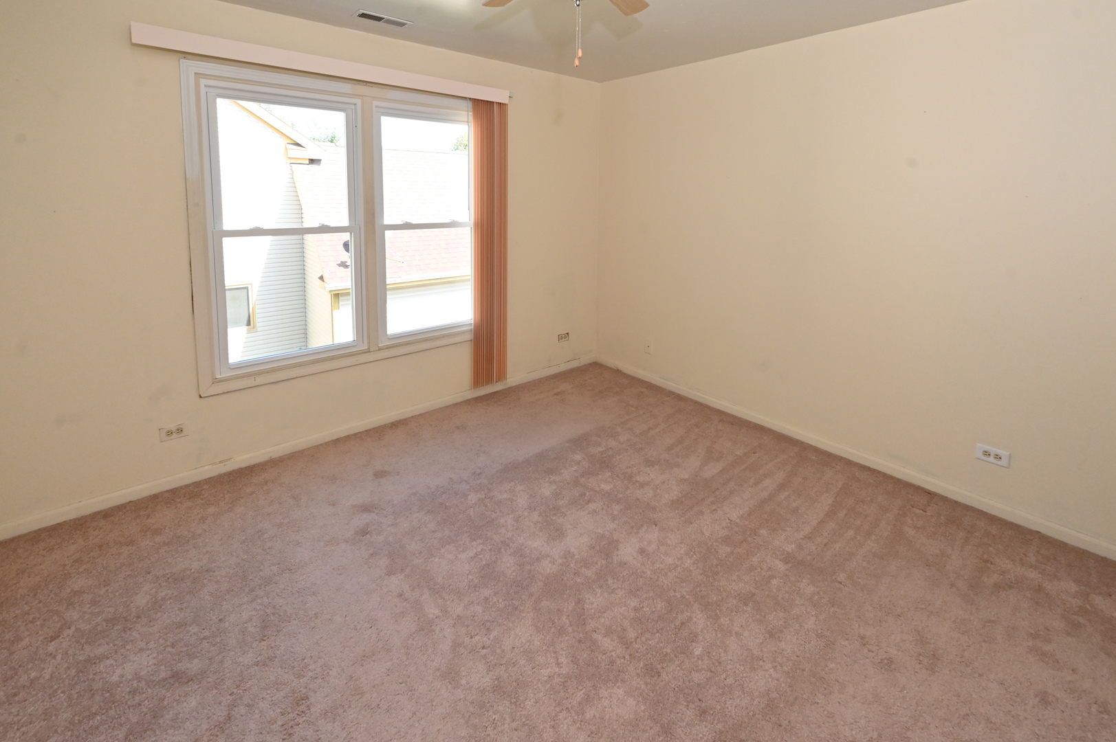 500 Greenview Lane Wheeling, IL 60090 - Photo 37 of 51 an empty room with a window