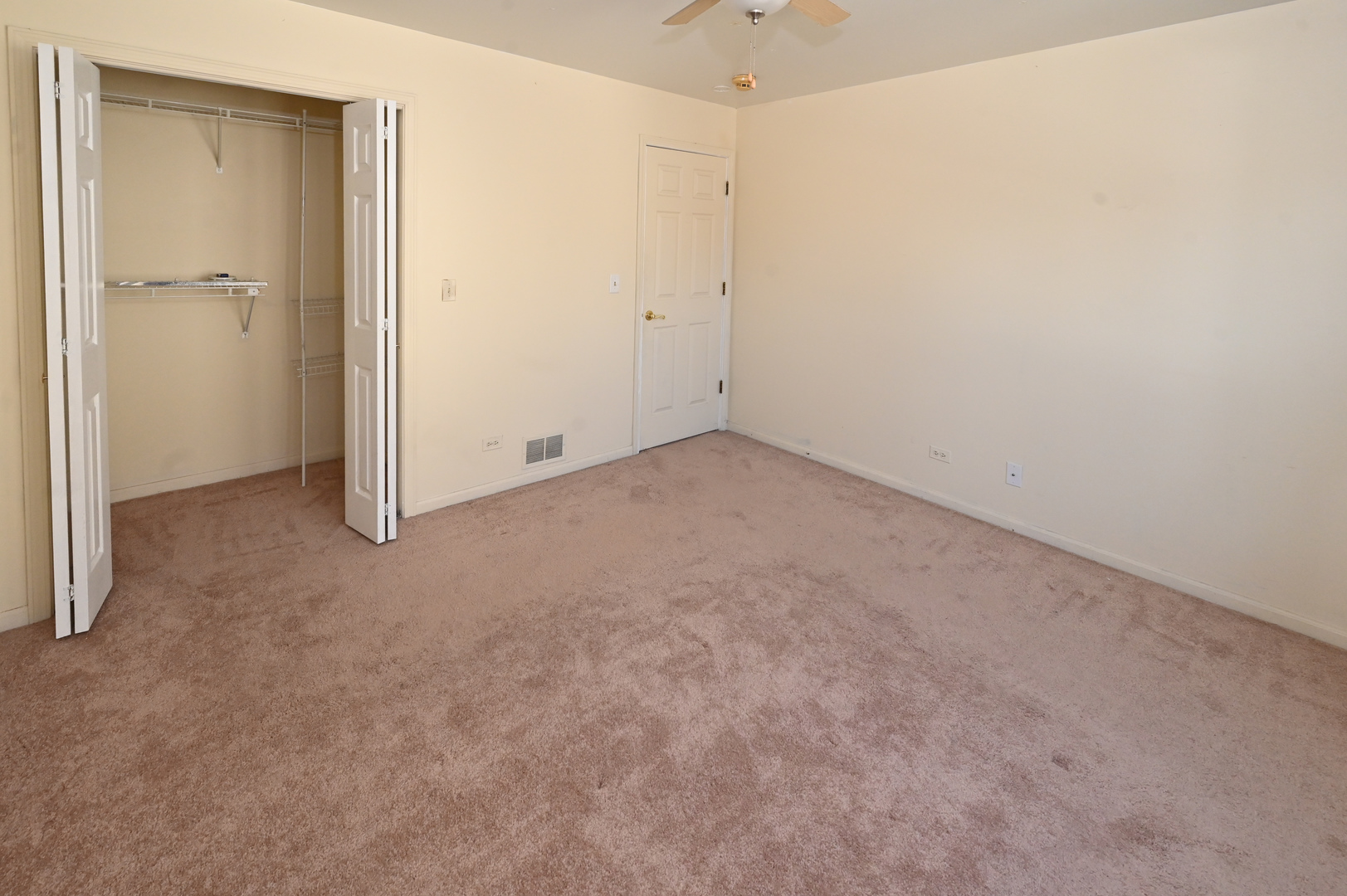 500 Greenview Lane Wheeling, IL 60090 - Photo 38 of 51 a view of an empty room