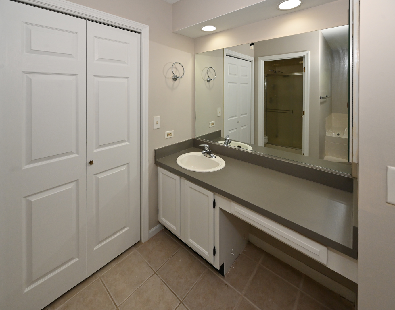 500 Greenview Lane Wheeling, IL 60090 - Photo 41 of 51 a bathroom with a sink and a mirror
