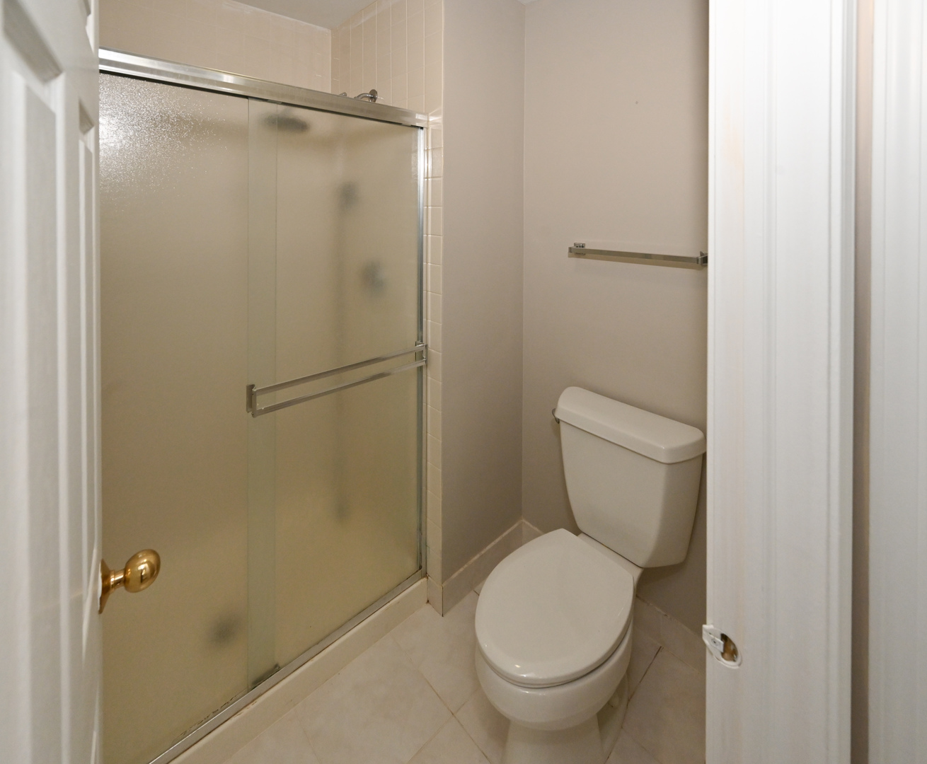 500 Greenview Lane Wheeling, IL 60090 - Photo 42 of 51 a white toilet sitting next to a shower