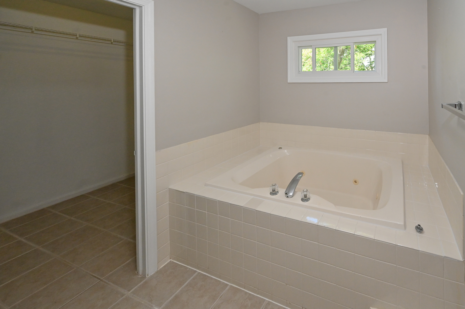 500 Greenview Lane Wheeling, IL 60090 - Photo 43 of 51 a bathroom with a bathtub